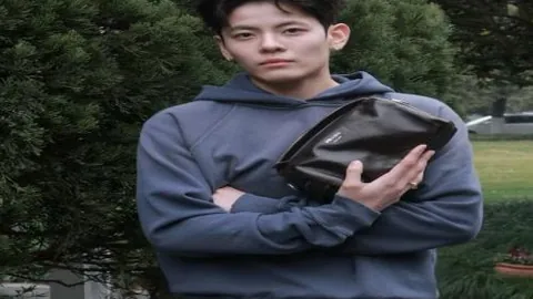 “塔可夫斯基力挽狂澜，利物浦与埃弗顿激战成2-2平局”